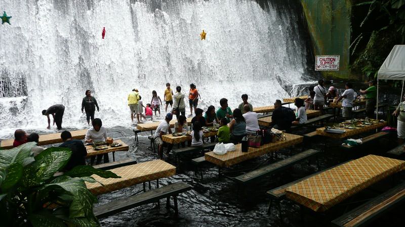 restoran di bawah air terjun filipina