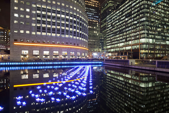 Perahu Kertas Dengan Lampu Penuh Warna Sepanjang Sungai di London 