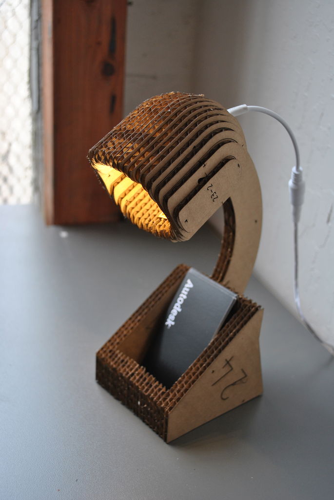 lampu meja dari kardus bekas 