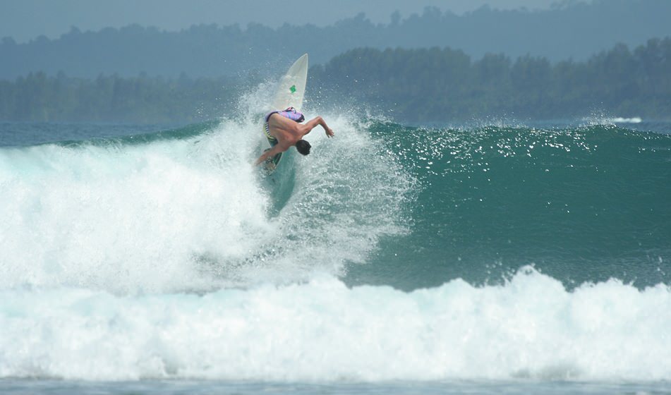 Surfing Mentawai 2