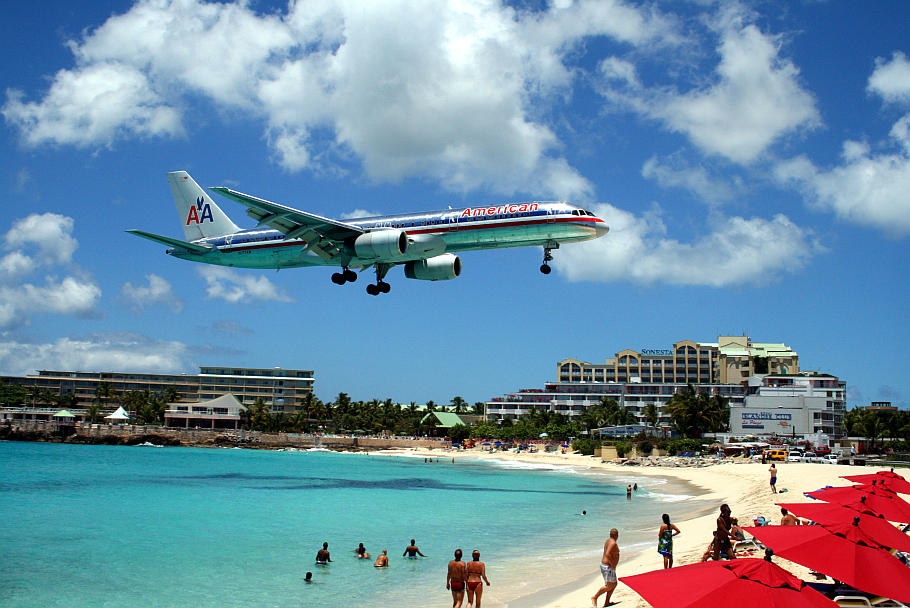 Sint Maarten Airplane American1