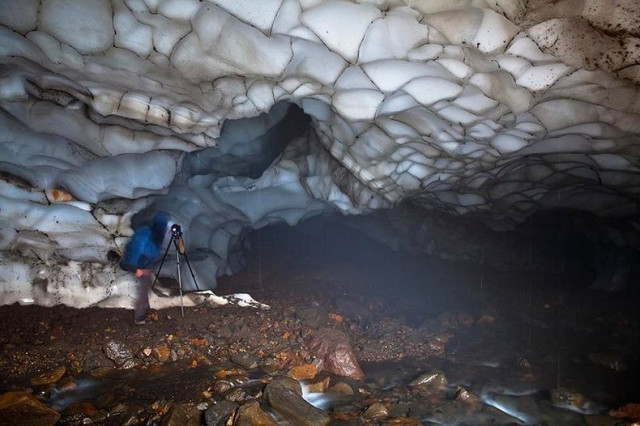 Kamchatka Ice Tunnel 01