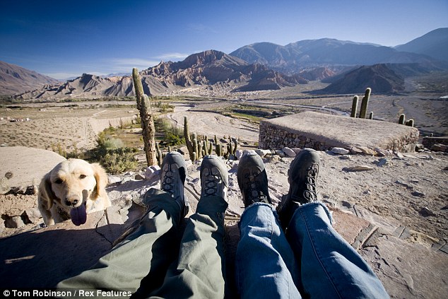 Foto saat liburan di Argentina yang didampingi seekor anjing pemandu