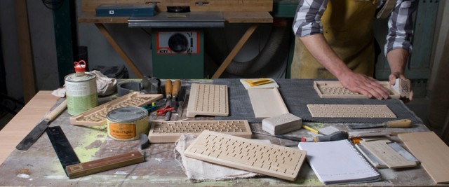 Sibuk membuat keyboard kayu