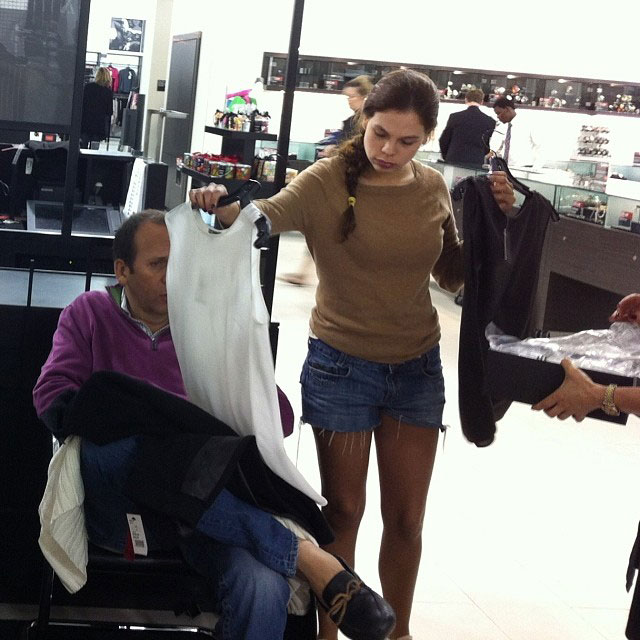 foto instagram pria mengantar wanita berbelanja 17