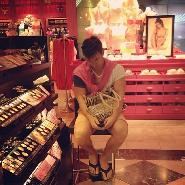 foto instagram pria mengantar wanita berbelanja 19