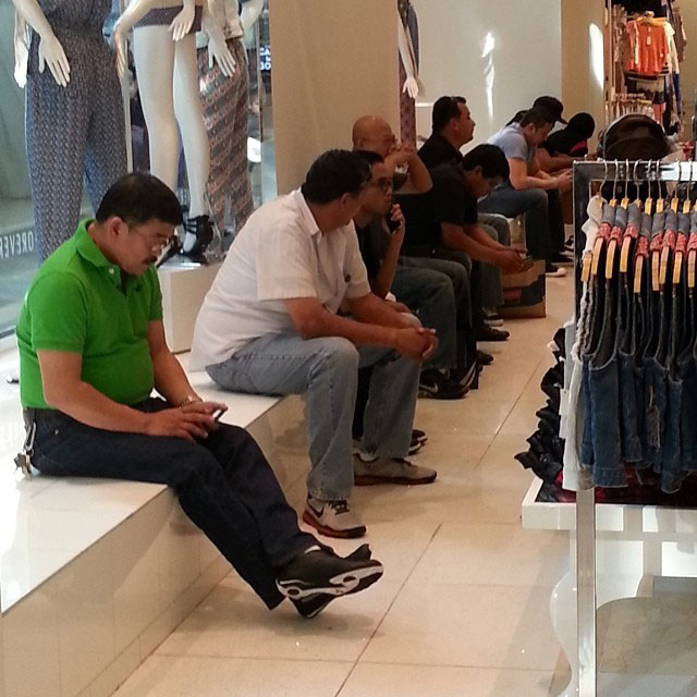 foto instagram pria mengantar wanita berbelanja 3