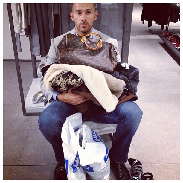 foto instagram pria mengantar wanita berbelanja 8